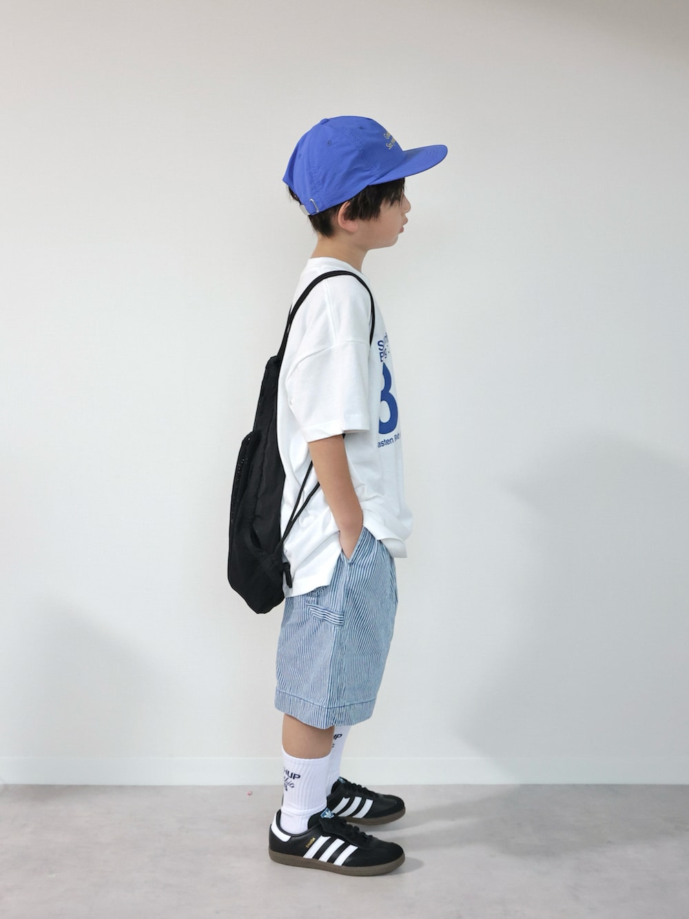 その他のデニムパンツ、ホワイト系のTシャツ/カットソー、ブラック系のスニーカーを着用したキッズの夏コーディネートの2枚目の写真