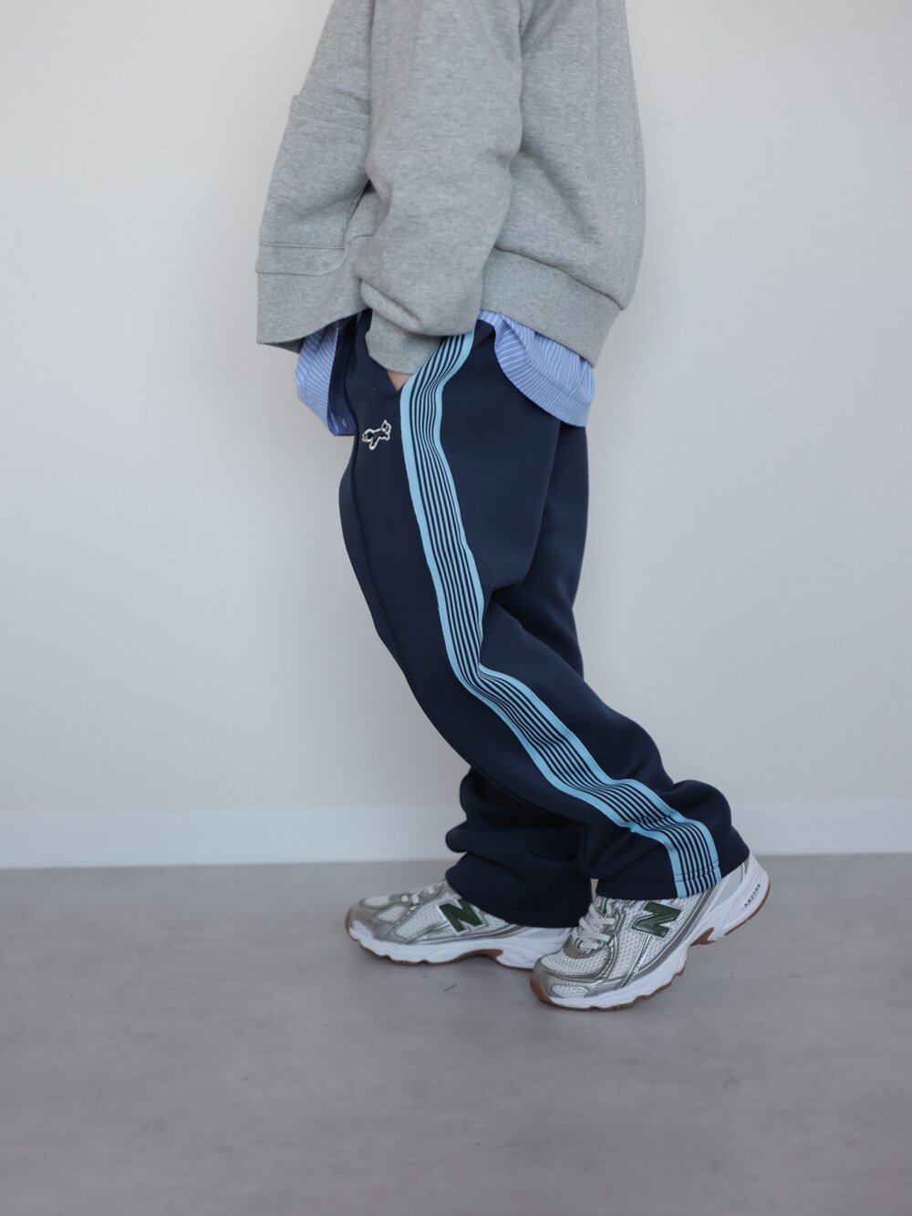 グレー系のカーディガン/ボレロ、ブルー系のシャツ/ブラウス、ブルー系のスウェットパンツを着用したキッズの秋コーディネートの4枚目の写真