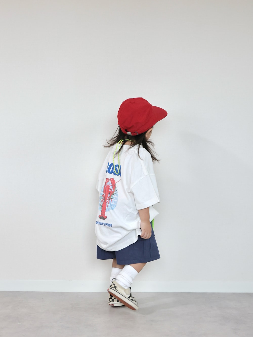 ホワイト系のTシャツ/カットソー、ブルー系のカーゴパンツ、ブラック系のスニーカーを着用したキッズの夏コーディネートの3枚目の写真