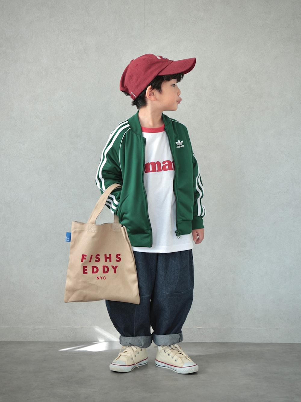 グリーン系のジャージ、ホワイト系のTシャツ/カットソー、ブルー系のその他パンツを着用したキッズの秋コーディネートの2枚目の写真