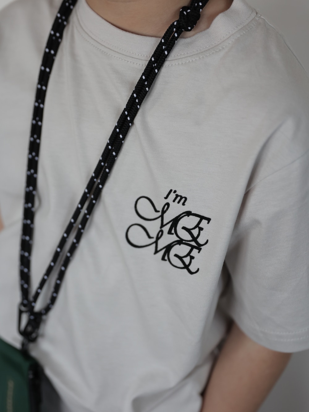 グレー系のTシャツ/カットソー、ブラック系のデニムパンツ、ベージュ系のサンダルを着用したキッズの春コーディネートの2枚目の写真