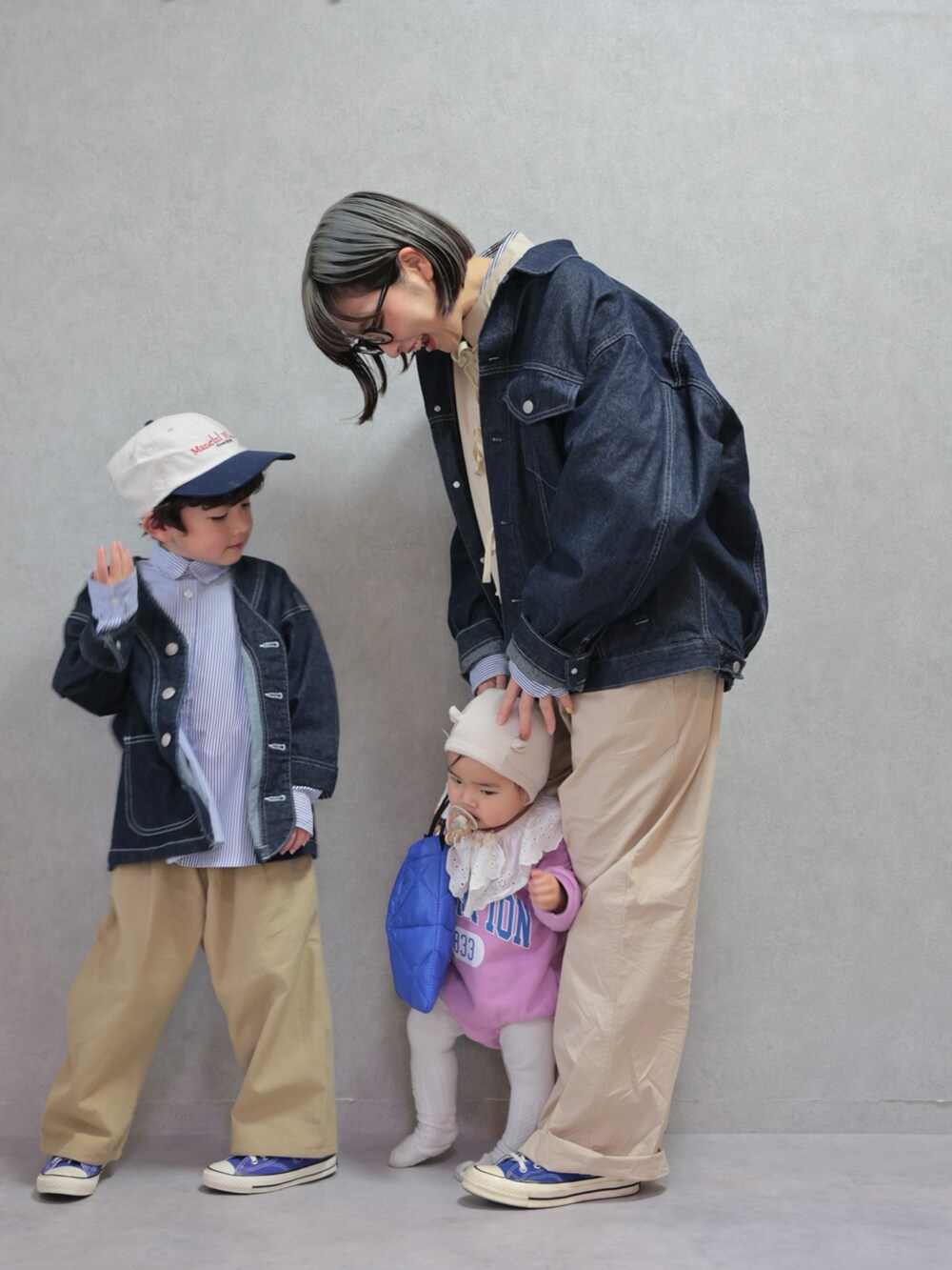 ベージュ系のつなぎ/オールインワン、ブルー系のショルダーバッグ、ブルー系のカバーオールを着用したキッズの冬コーディネートの3枚目の写真