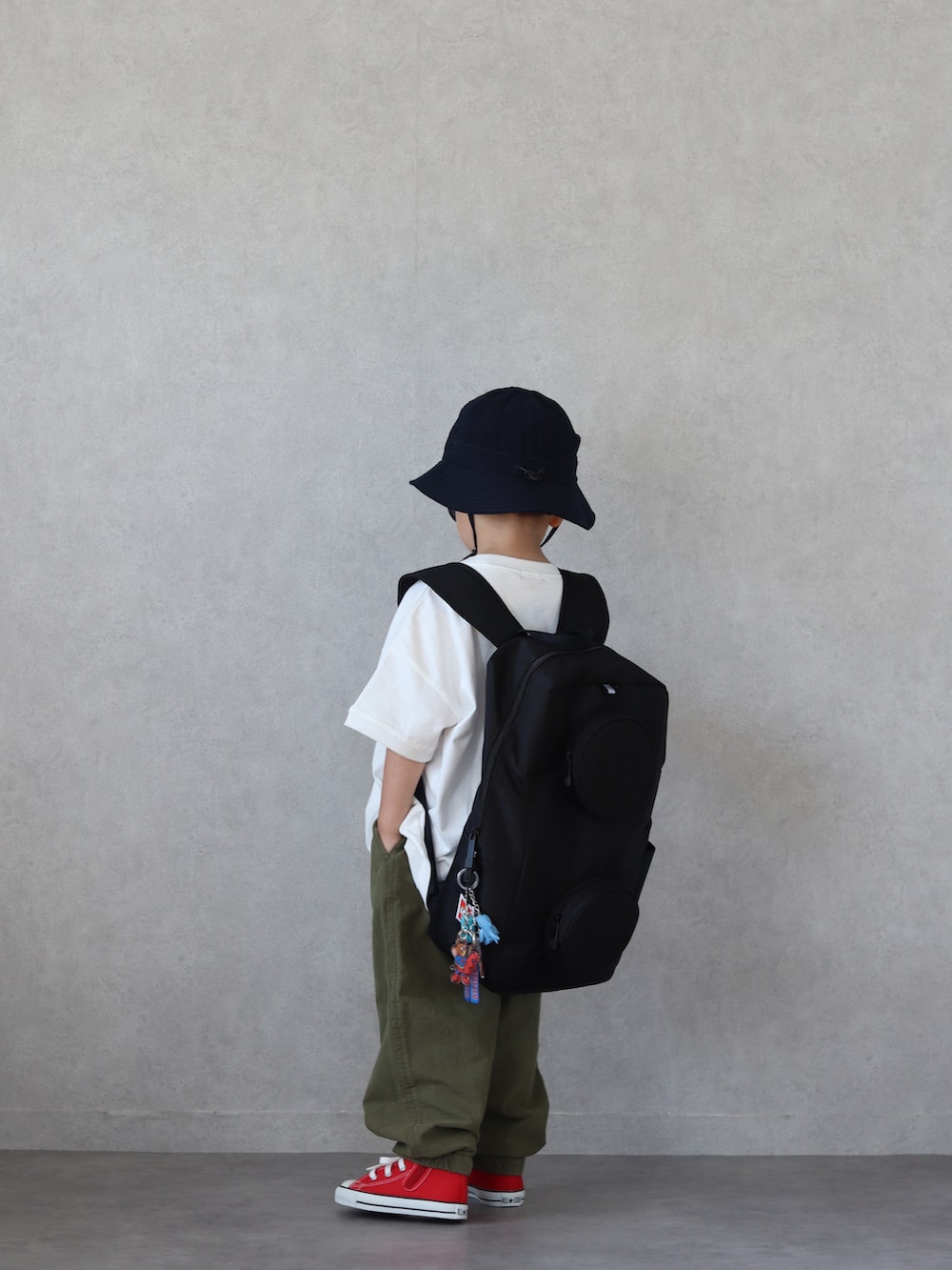 ホワイト系のTシャツ/カットソー、グリーン系のカーゴパンツ、レッド系のスニーカーを着用したキッズの夏コーディネートの2枚目の写真