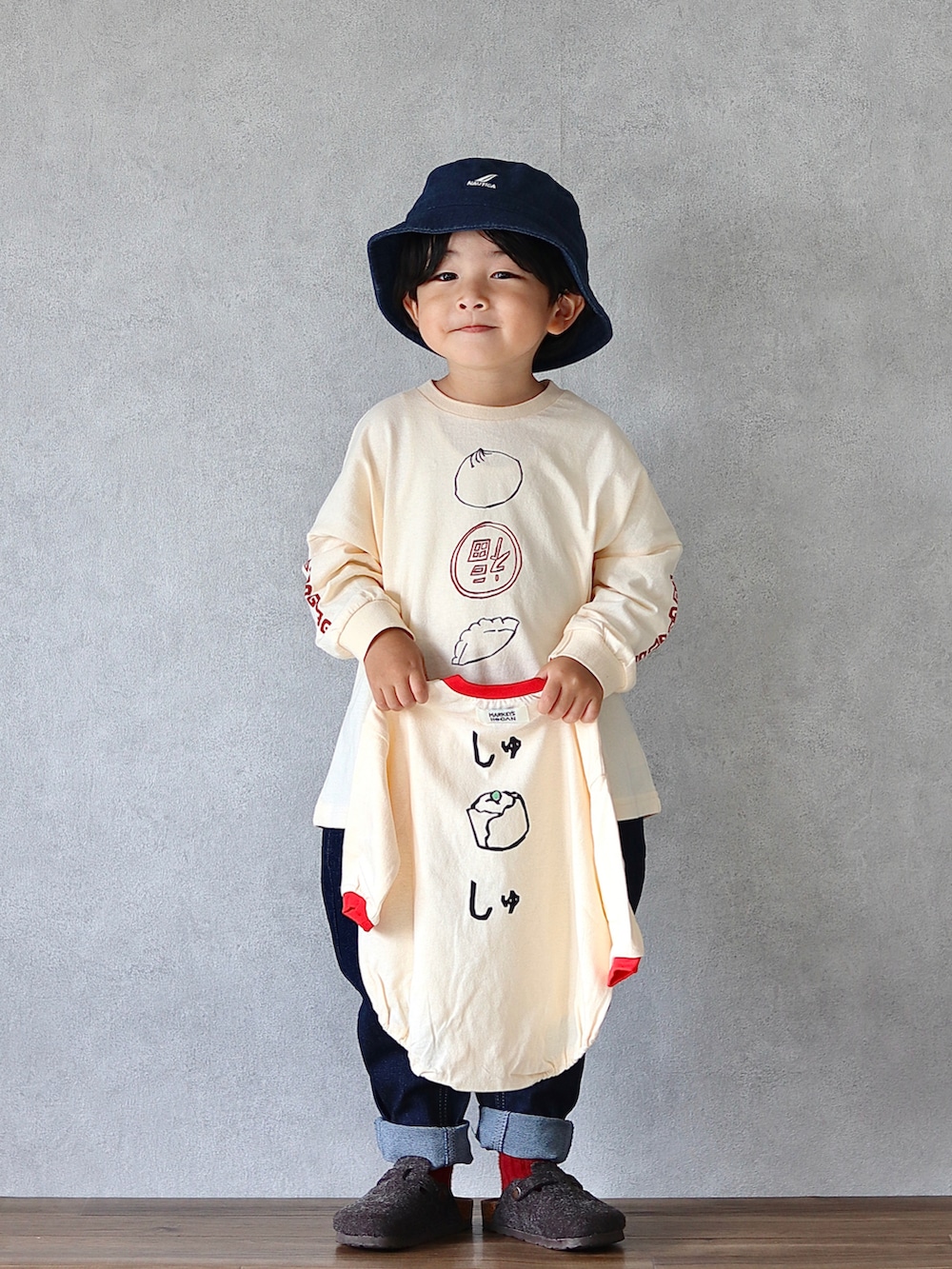 ホワイト系のTシャツ/カットソー、ブルー系のデニムパンツ、グレー系のシューズを着用したキッズの秋コーディネートの4枚目の写真