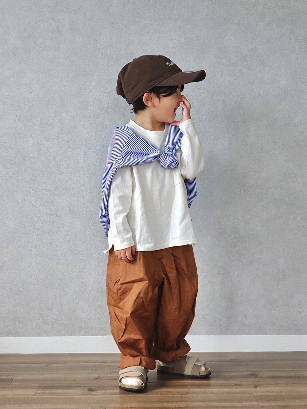 ブルー系のシャツ/ブラウス、ホワイト系のTシャツ/カットソー、イエロー系のその他パンツを着用したキッズの秋コーディネートの4枚目の写真