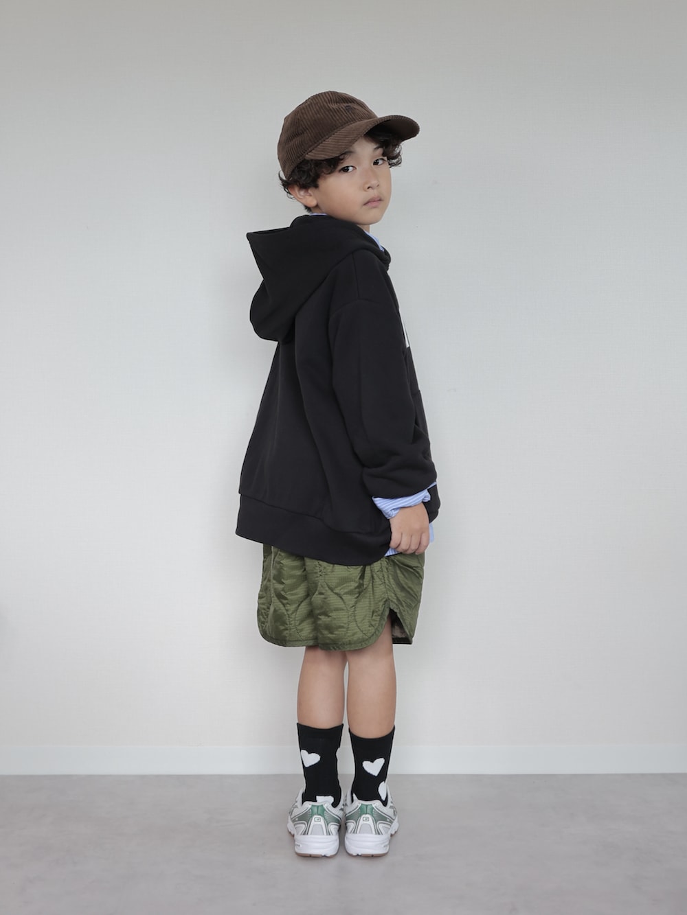ブルー系のシャツ/ブラウス、ブラック系のパーカー、グリーン系のその他パンツを着用したキッズの秋コーディネートの2枚目の写真