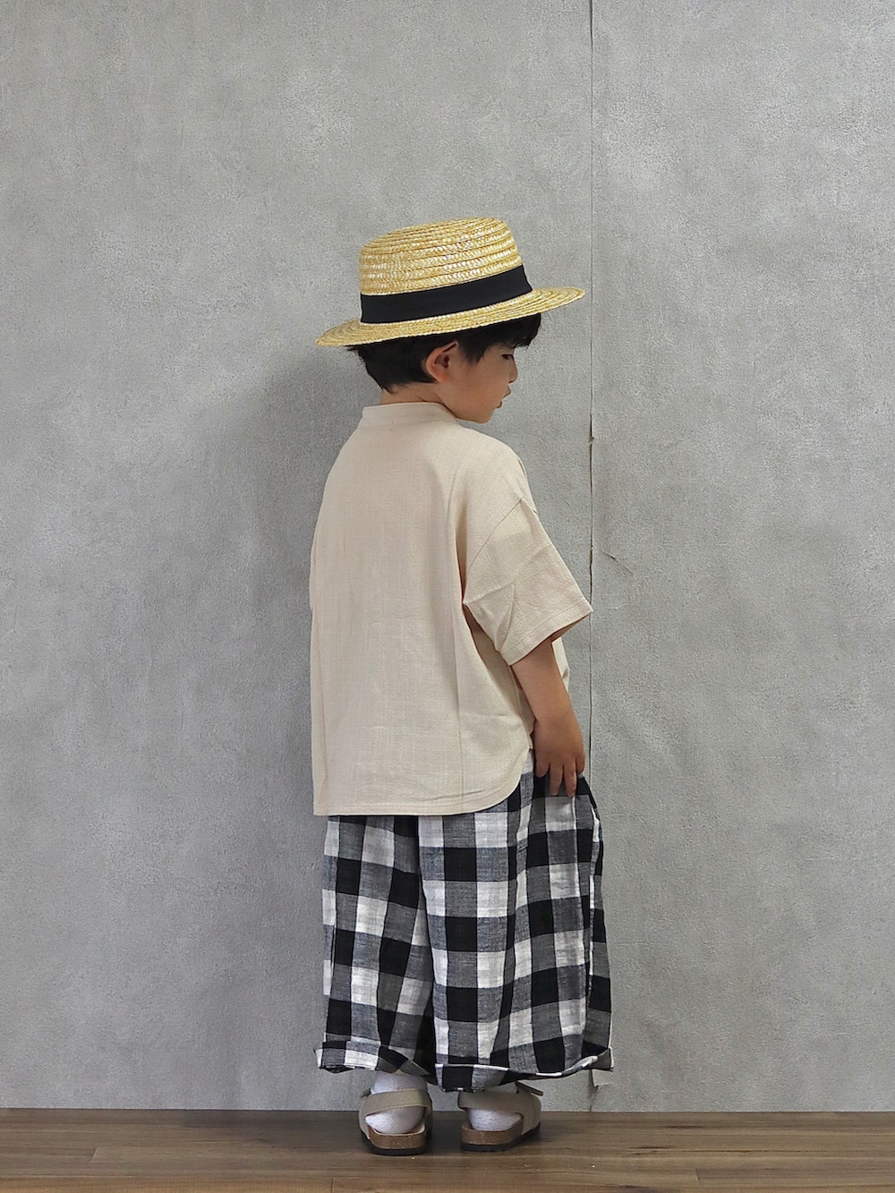 ベージュ系のシャツ/ブラウス、ベージュ系のその他パンツ、ベージュ系のサンダルを着用したキッズの春コーディネートの4枚目の写真