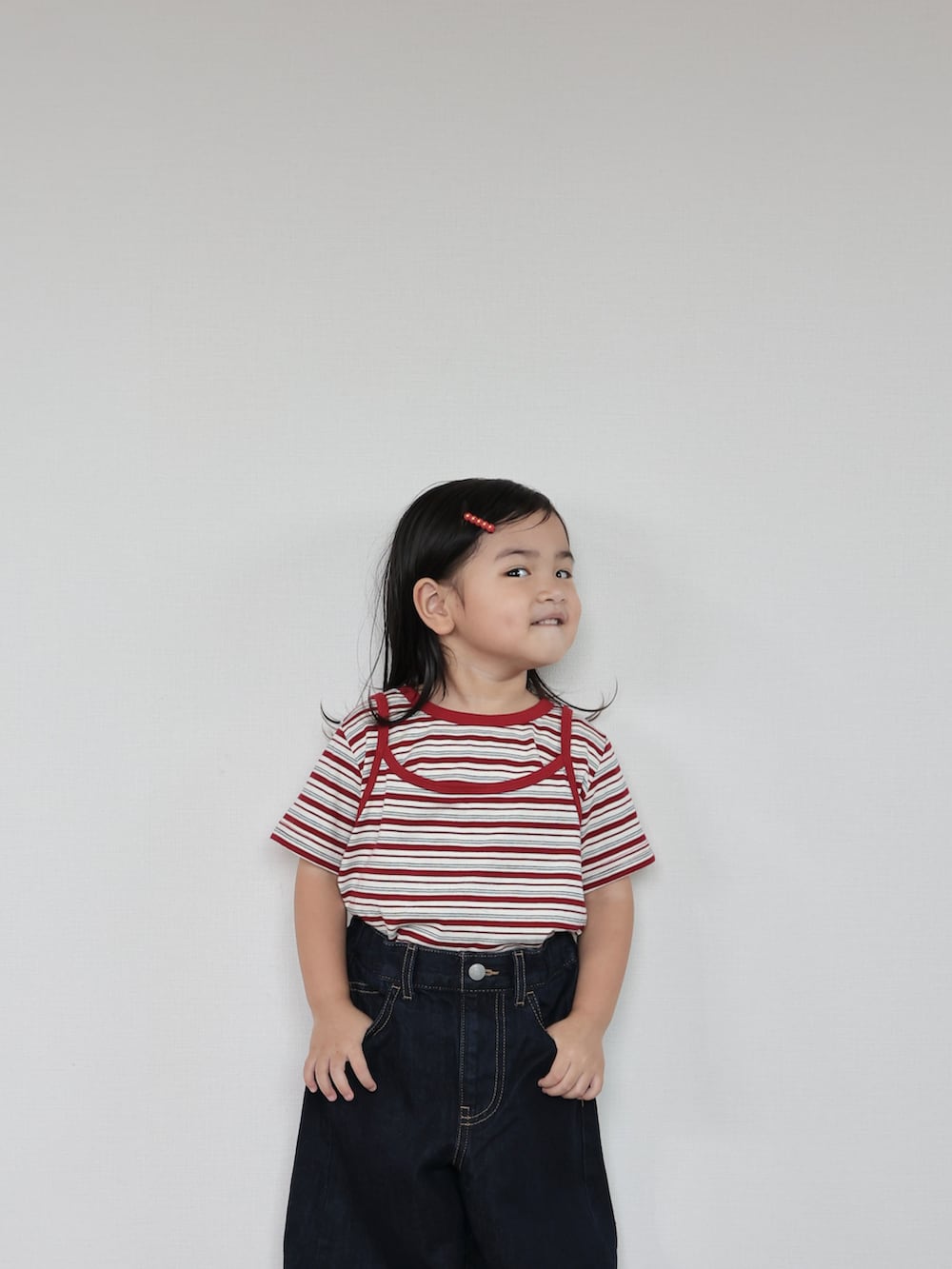 レッド系のスニーカー、ホワイト系のTシャツ/カットソー、ブルー系のパンツを着用したキッズの夏コーディネートの5枚目の写真