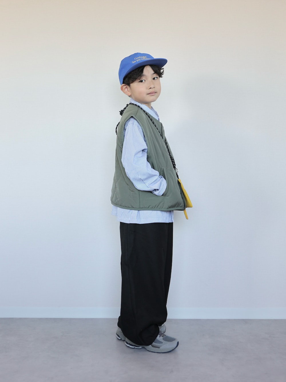 ブルー系のシャツ/ブラウス、グリーン系のベスト、ブラック系のその他パンツを着用したキッズの冬コーディネートの4枚目の写真