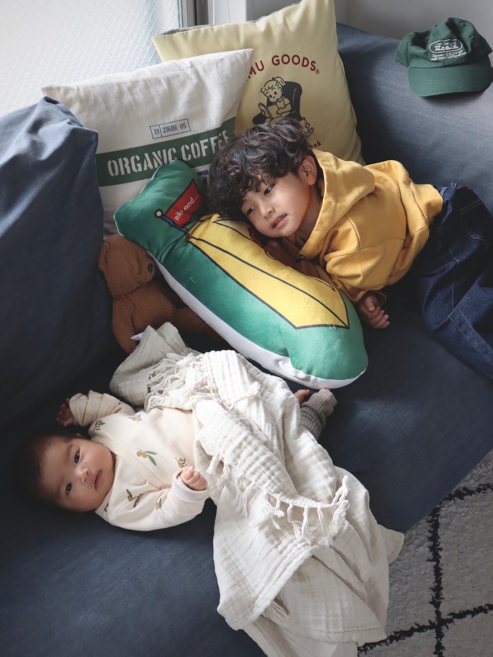 イエロー系のパーカー、ブルー系のデニムパンツ、レッド系のスニーカーを着用したキッズの春コーディネートの5枚目の写真