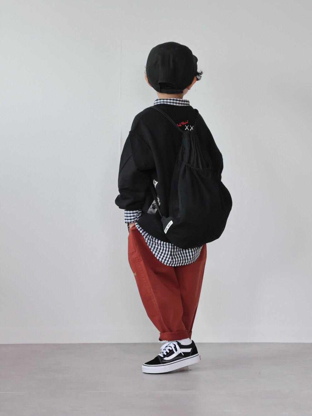 ブラック系のスウェット、ブラック系のシャツ/ブラウス、レッド系のその他パンツを着用したキッズの秋コーディネートの3枚目の写真
