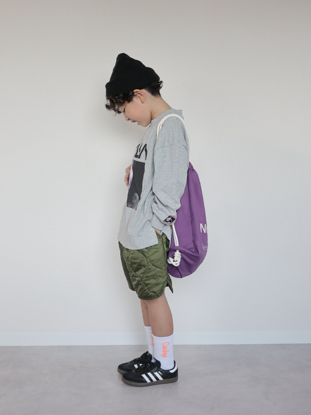 グレー系のTシャツ/カットソー、グリーン系のその他パンツ、ブラック系のスニーカーを着用したキッズの秋コーディネートの2枚目の写真