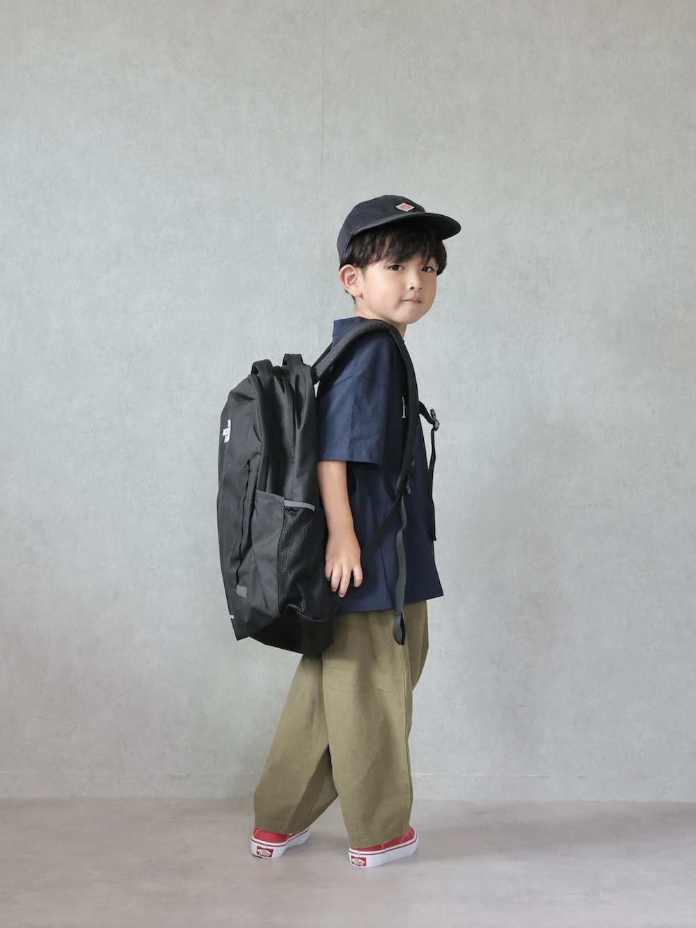 ブルー系のTシャツ/カットソー、グリーン系のカーゴパンツ、レッド系のスニーカーを着用したキッズの夏コーディネートの3枚目の写真