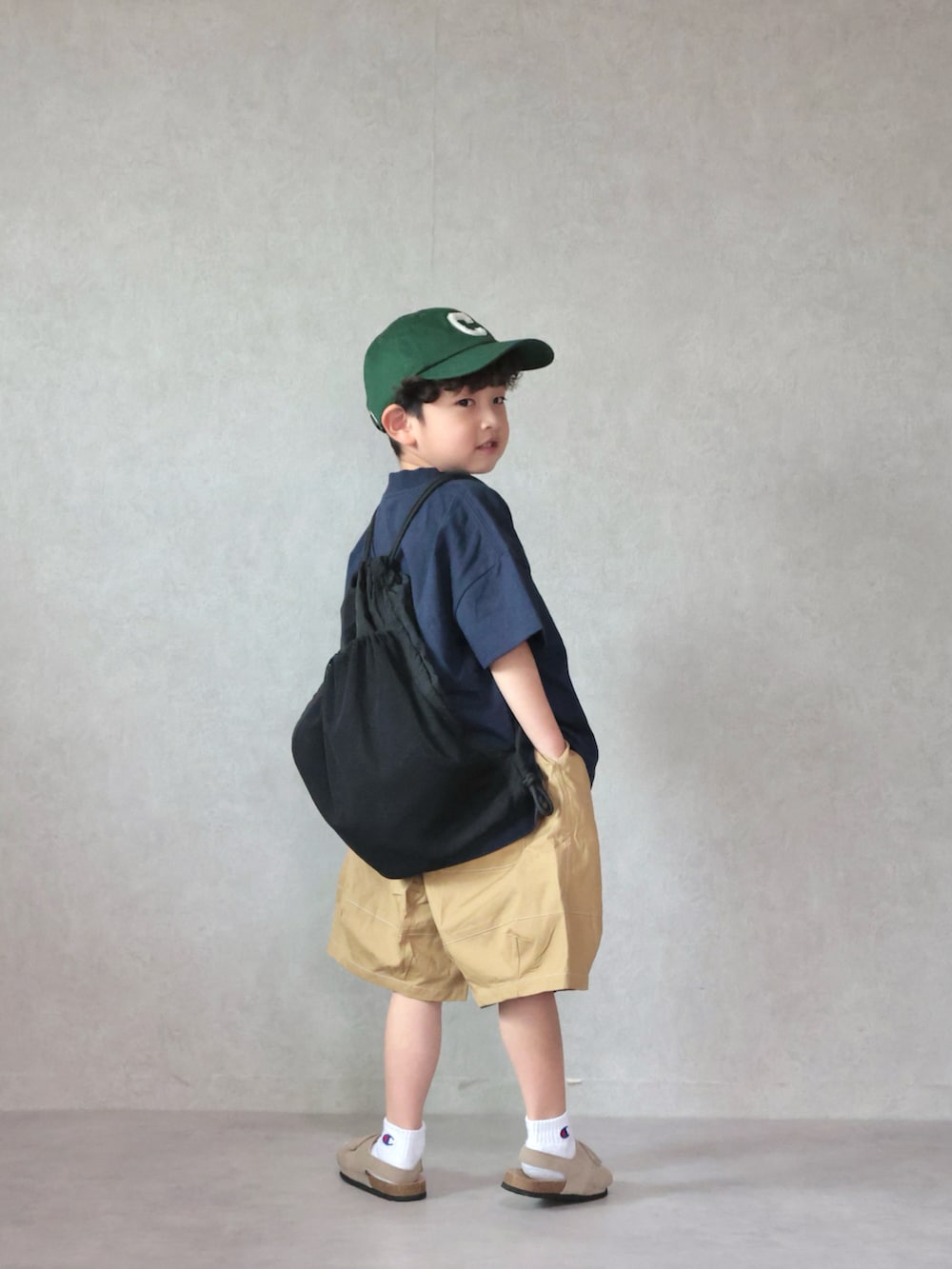 ブルー系のTシャツ/カットソー、ベージュ系のその他パンツ、ベージュ系のサンダルを着用したキッズの春コーディネートの4枚目の写真