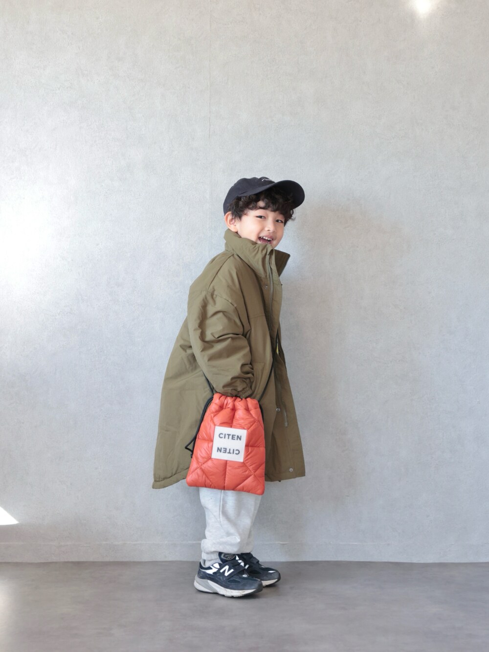 グリーン系のブルゾン、グレー系のスウェット、ブルー系のシャツ/ブラウスを着用したキッズの冬コーディネートの2枚目の写真