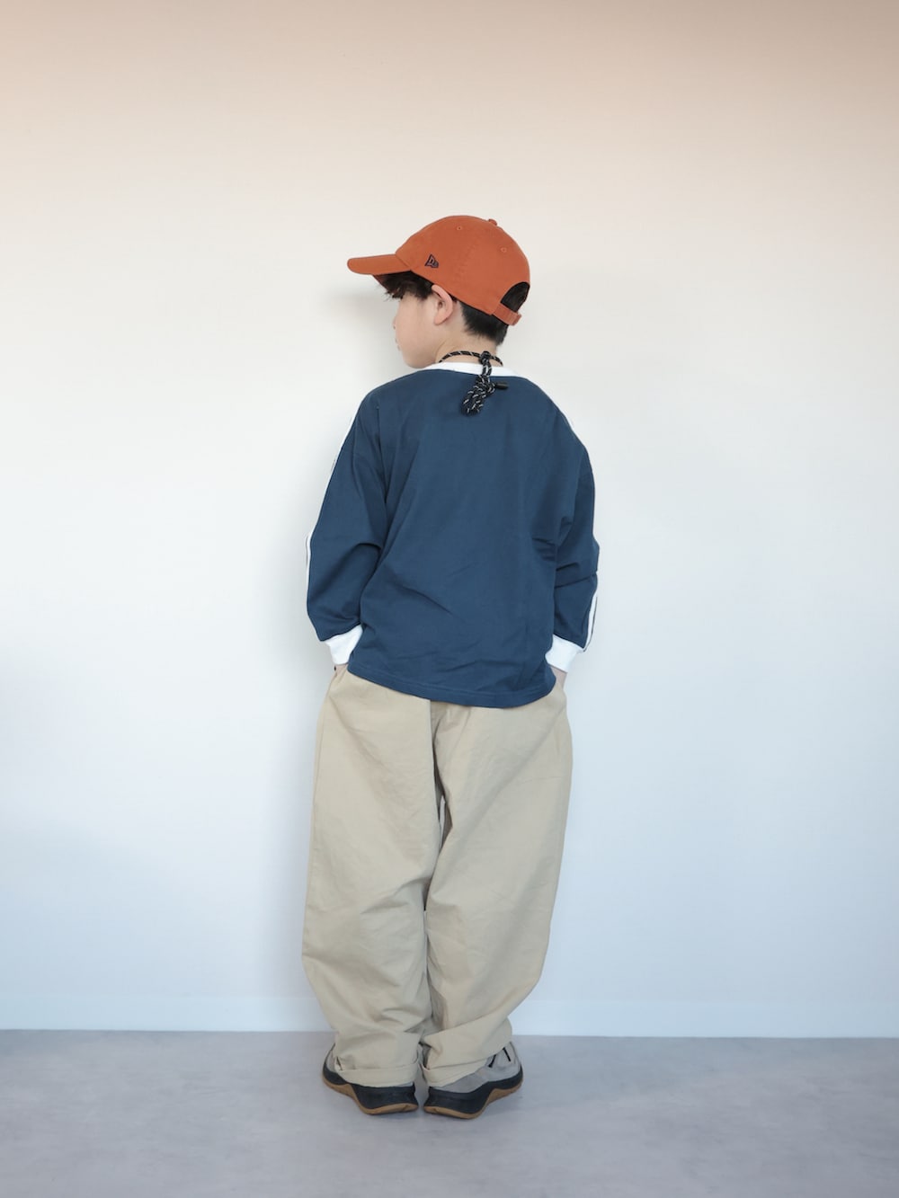 ブルー系のTシャツ/カットソー、ベージュ系のその他パンツ、ベージュ系のスニーカーを着用したキッズの冬コーディネートの3枚目の写真