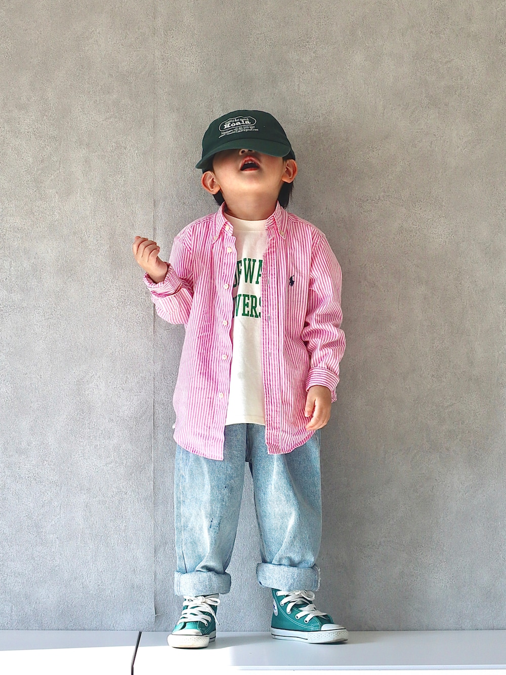 ピンク系のシャツ/ブラウス、ホワイト系のTシャツ/カットソー、ブルー系のデニムパンツを着用したキッズの春コーディネートの4枚目の写真