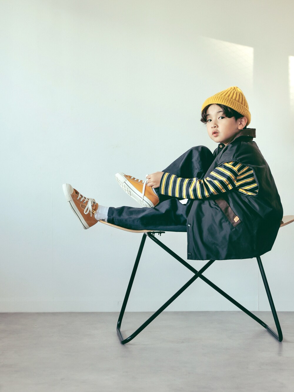 ブラック系のブルゾン、ブルー系のTシャツ/カットソー、ブルー系のその他パンツを着用したキッズの冬コーディネートの3枚目の写真