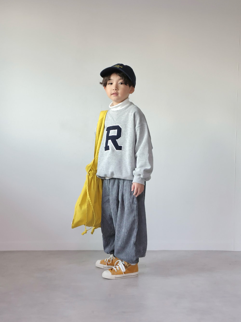 グレー系のスウェット、ホワイト系のTシャツ/カットソー、グレー系のその他パンツを着用したキッズの秋コーディネートの4枚目の写真