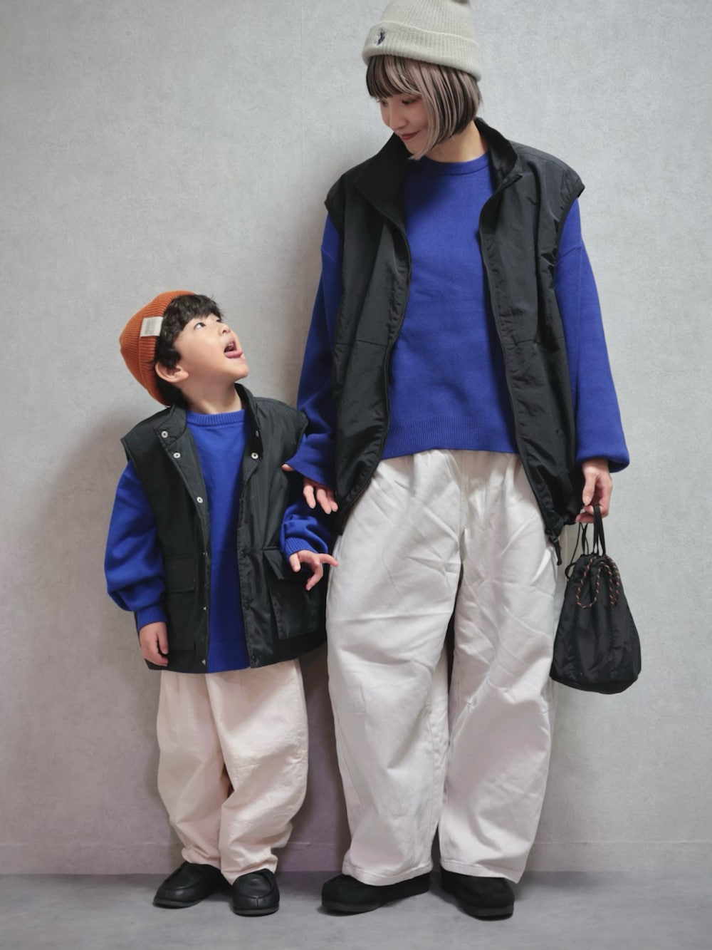 ブルー系のニット/セーター、ブルー系のニット/セーター、ブラック系のベストを着用したキッズの冬コーディネートの3枚目の写真