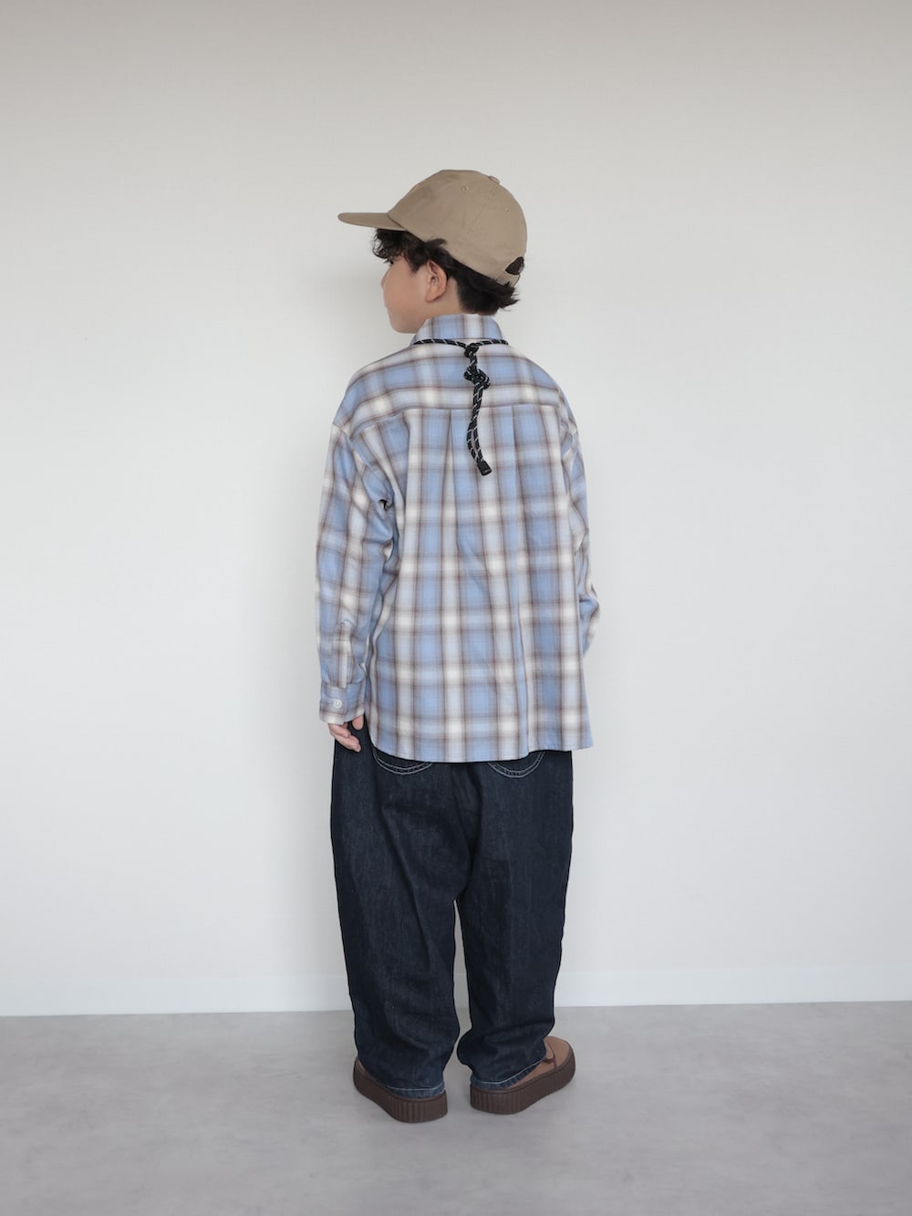 ブラウン系のその他シューズ、ブルー系のシャツ/ブラウス、ブルー系のパンツを着用したキッズの秋コーディネートの3枚目の写真