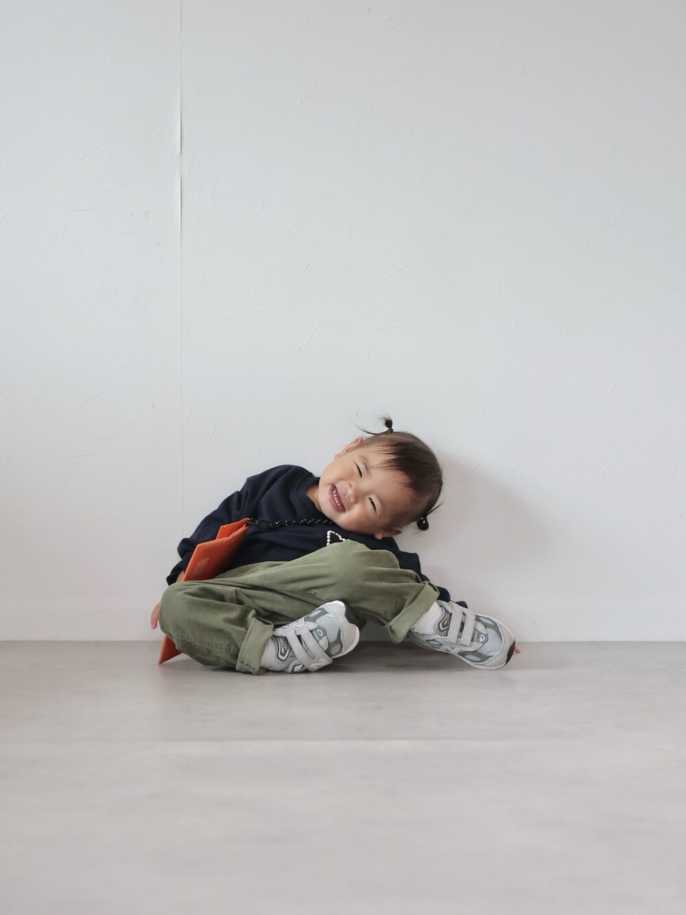 ブルー系のスウェット、グリーン系のパンツ、グレー系のスニーカーを着用したキッズの秋コーディネートの5枚目の写真