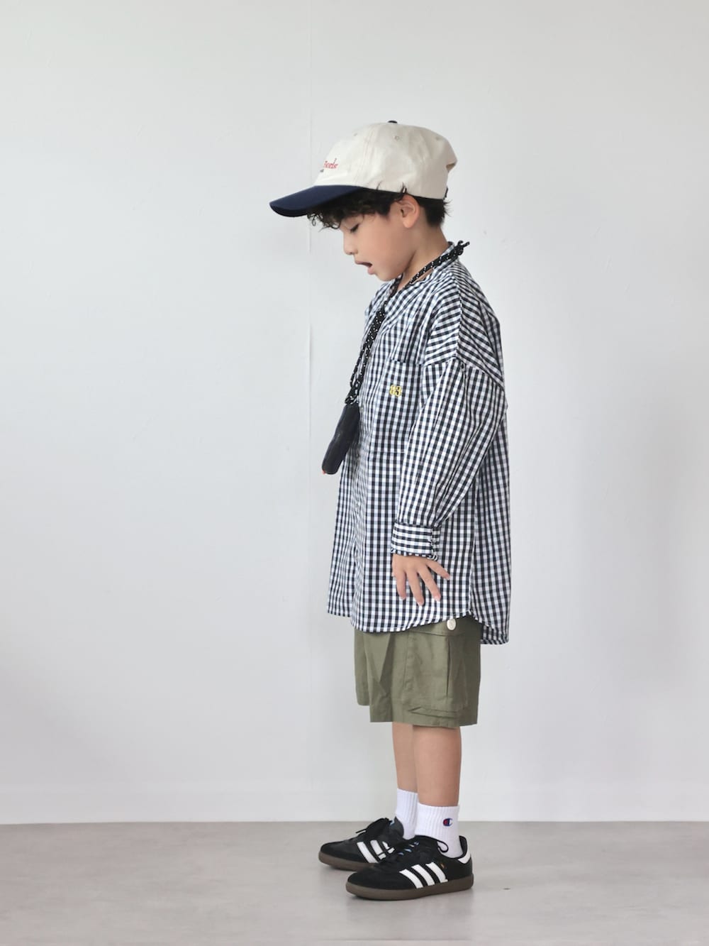 ブラック系のシャツ/ブラウス、グリーン系のカーゴパンツ、ブラック系のスニーカーを着用したキッズの秋コーディネートの2枚目の写真