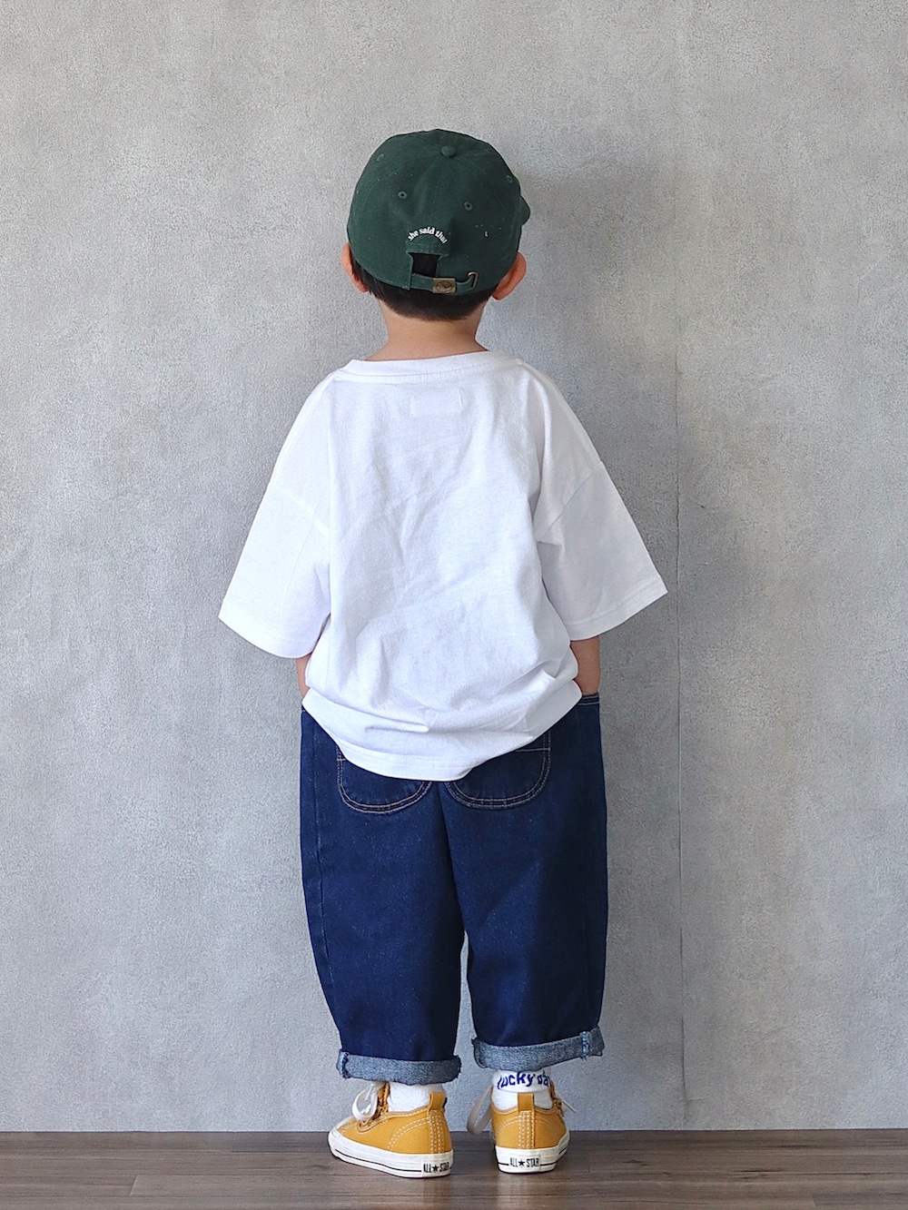 ホワイト系のTシャツ/カットソー、ブルー系のデニムパンツ、イエロー系のスニーカーを着用したキッズの夏コーディネートの3枚目の写真