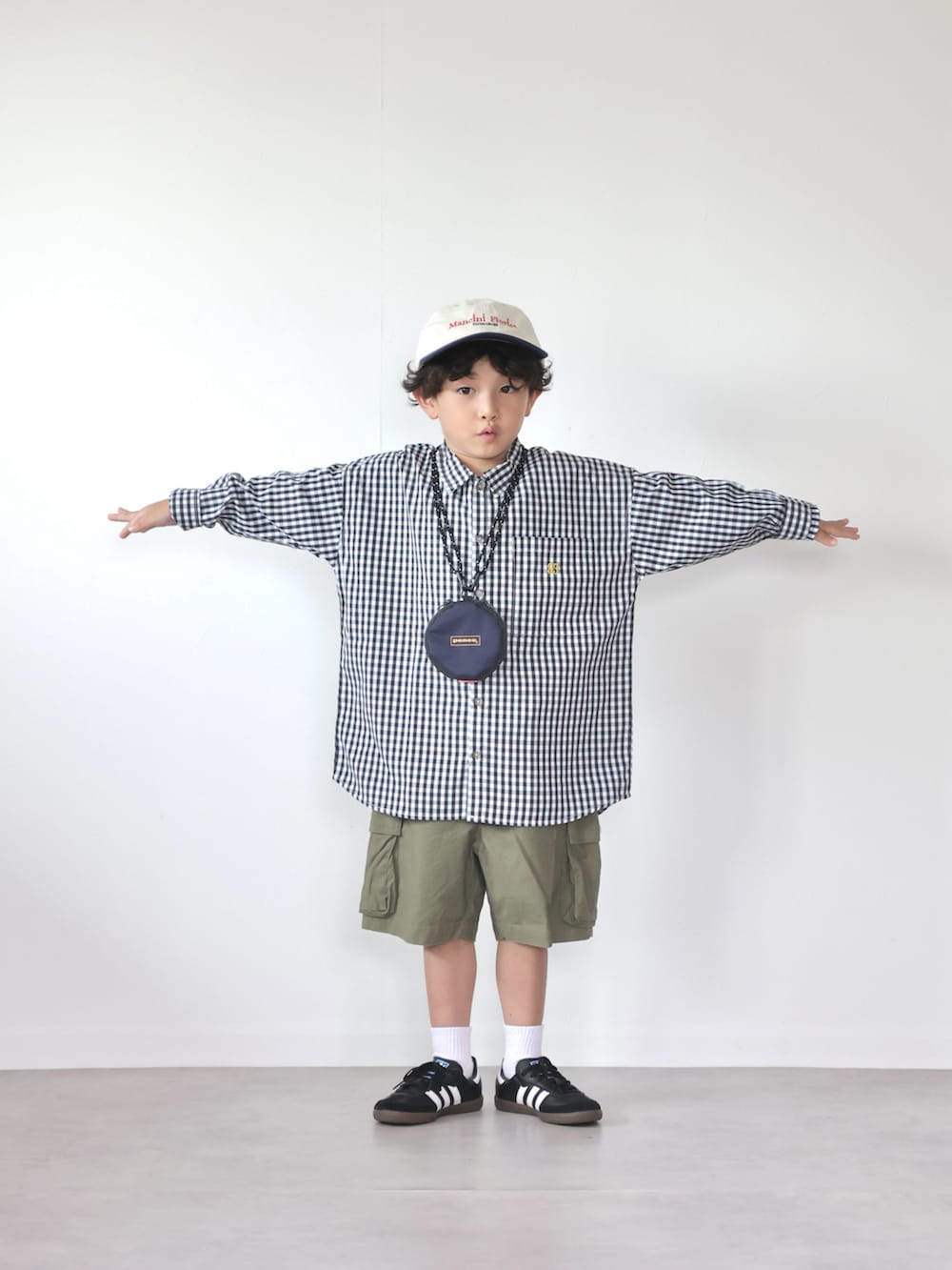 ブラック系のシャツ/ブラウス、グリーン系のカーゴパンツ、ブラック系のスニーカーを着用したキッズの秋コーディネートの5枚目の写真