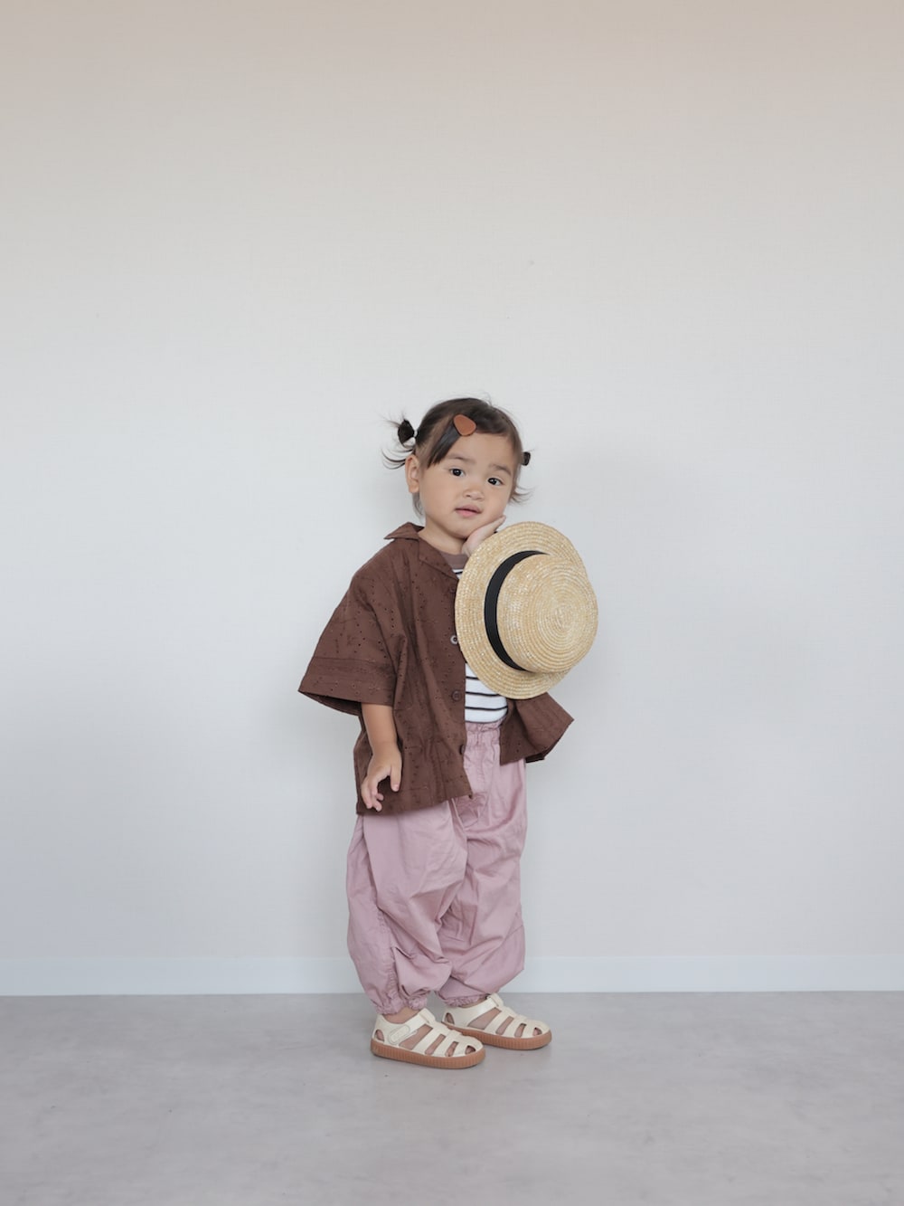 ブラウン系のシャツ/ブラウス、ホワイト系のサンダル、ピンク系のその他パンツを着用したキッズの夏コーディネートの2枚目の写真