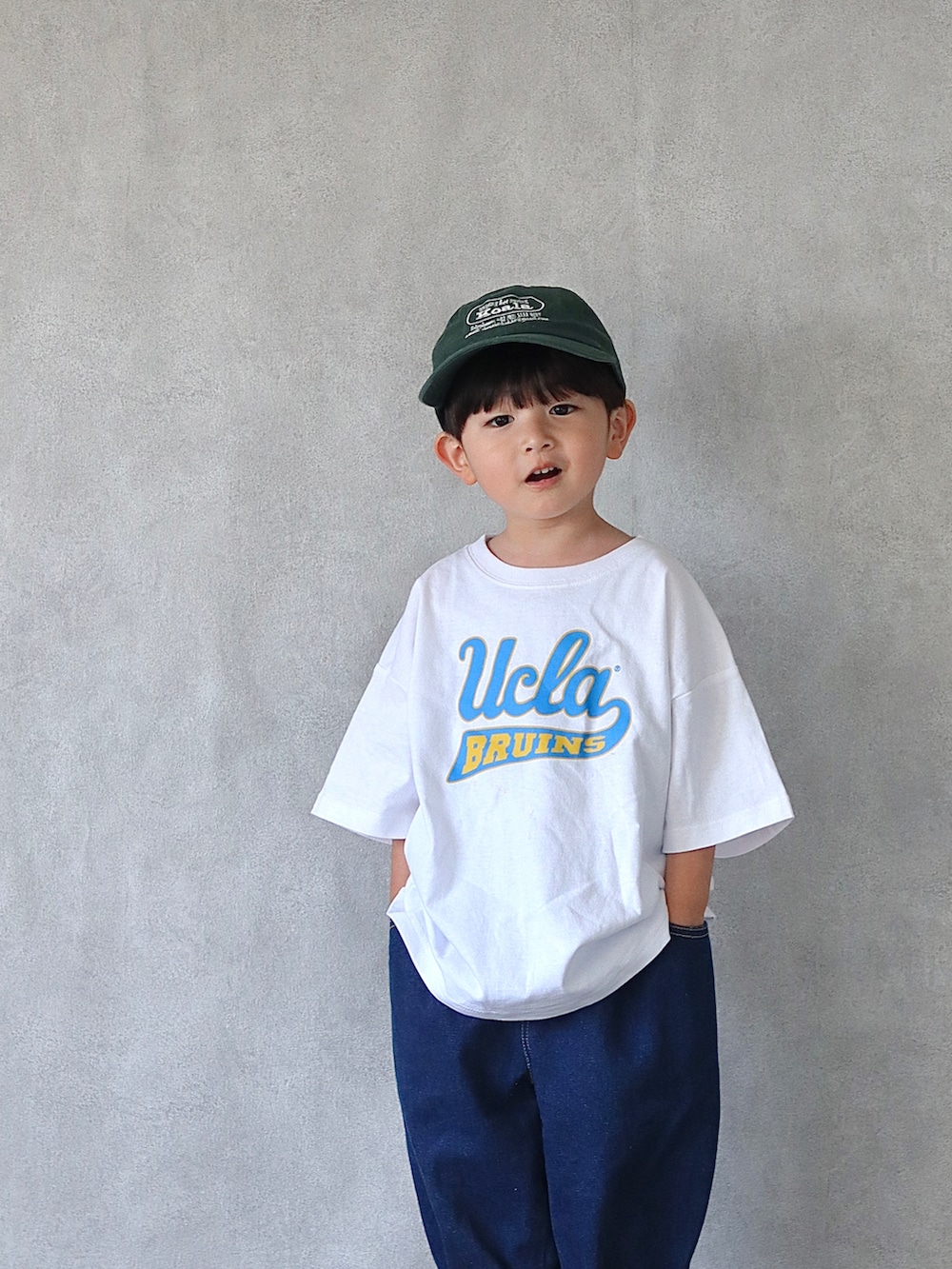 ホワイト系のTシャツ/カットソー、ブルー系のデニムパンツ、イエロー系のスニーカーを着用したキッズの夏コーディネートの4枚目の写真