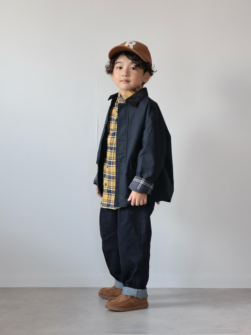 ブルー系のジャケット/アウター、イエロー系のシャツ/ブラウス、ブルー系のデニムパンツを着用したキッズの秋コーディネートの2枚目の写真