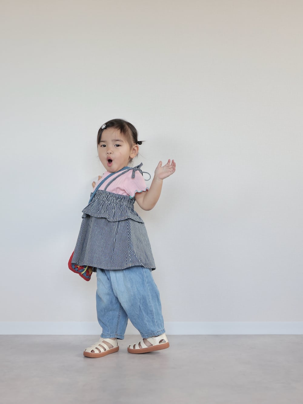 ピンク系のTシャツ/カットソー、その他のチュニック、ブルー系のその他パンツを着用したキッズの春コーディネートの4枚目の写真