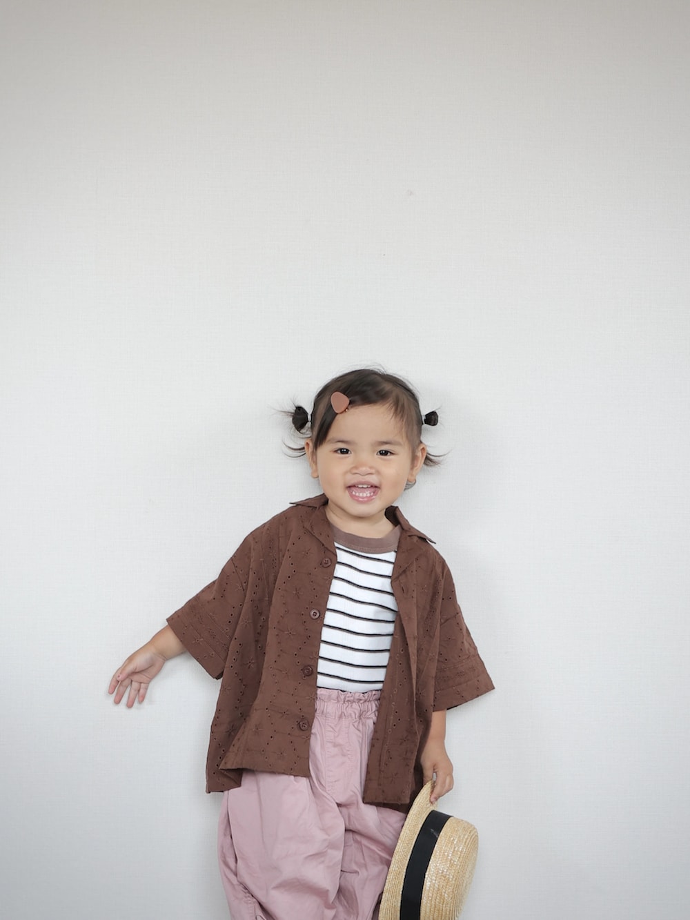 ブラウン系のシャツ/ブラウス、ホワイト系のサンダル、ピンク系のその他パンツを着用したキッズの夏コーディネートの5枚目の写真