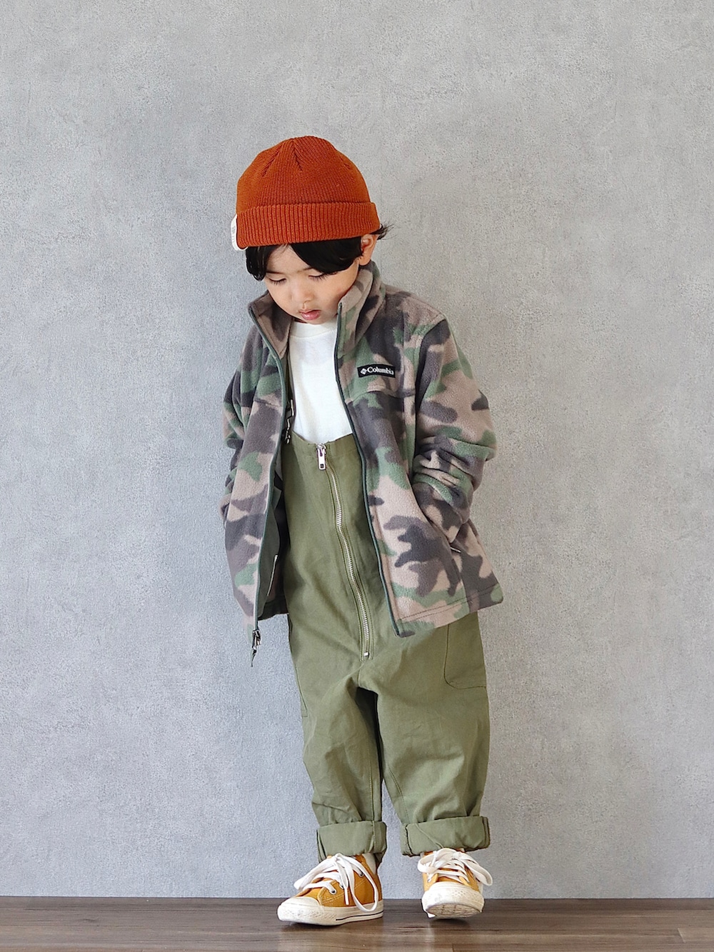 グリーン系のその他アウター、グリーン系のサロペット/オーバーオール、ホワイト系のTシャツ/カットソーを着用したキッズの秋コーディネートの5枚目の写真