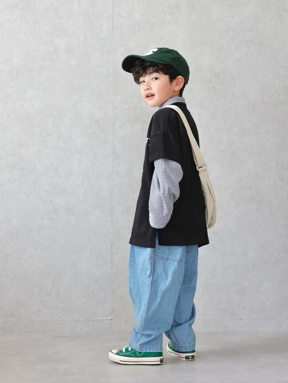 ブルー系のシャツ/ブラウス、ブルー系のその他パンツ、グリーン系のスニーカーを着用したキッズの春コーディネートの3枚目の写真