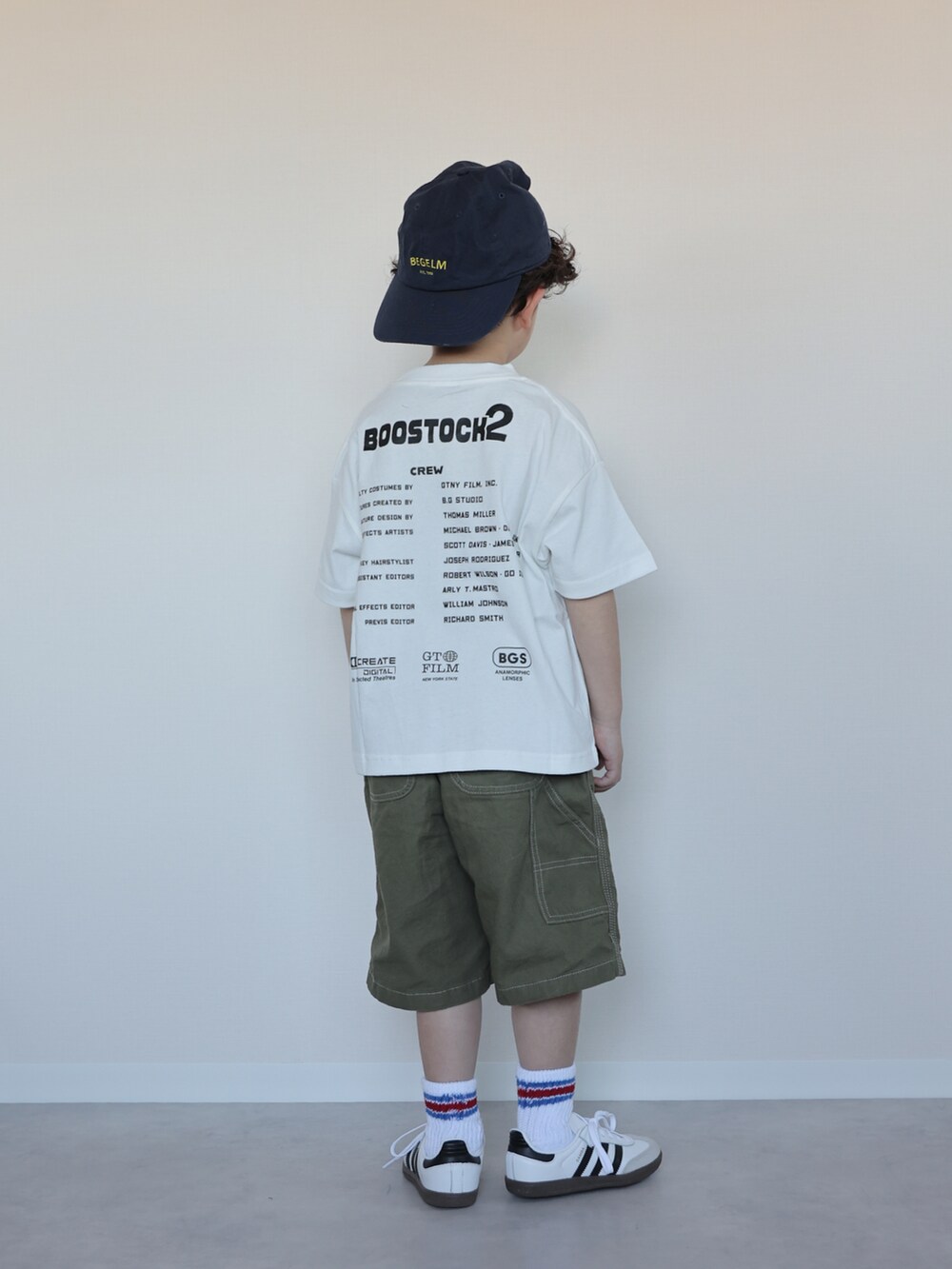 グリーン系のパンツ、ホワイト系のスニーカー、ホワイト系のTシャツ/カットソーを着用したキッズの春コーディネートの3枚目の写真