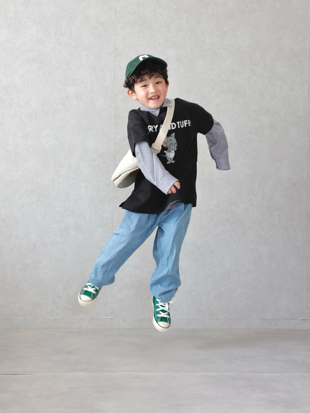 ブルー系のシャツ/ブラウス、ブルー系のその他パンツ、グリーン系のスニーカーを着用したキッズの春コーディネートの5枚目の写真
