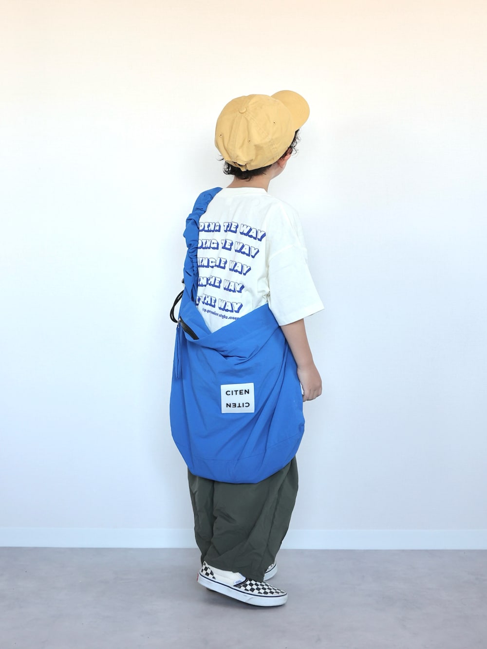 ホワイト系のTシャツ/カットソー、グリーン系のその他パンツ、ブルー系のショルダーバッグを着用したキッズの夏コーディネートの2枚目の写真