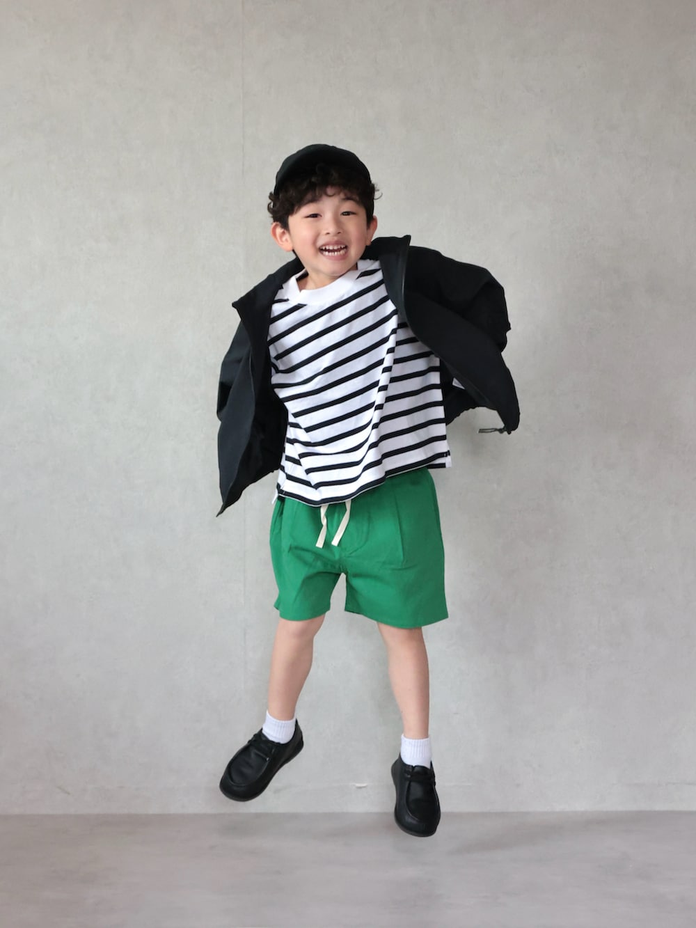 ブラック系のジャケット/アウター、ブラック系のTシャツ/カットソー、グリーン系のその他パンツを着用したキッズの春コーディネートの5枚目の写真