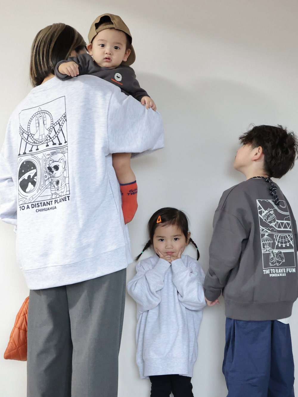 グレー系のスウェット、グレー系のTシャツ/カットソー、グレー系のTシャツ/カットソーを着用したキッズの冬コーディネートの5枚目の写真