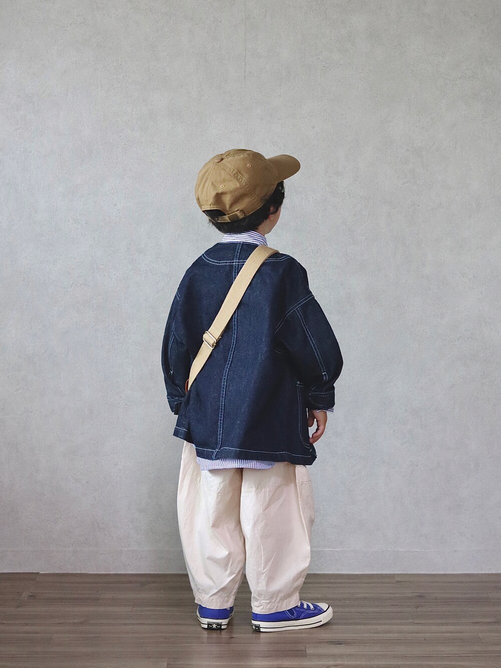 ブルー系のカバーオール、ブルー系のシャツ/ブラウス、ホワイト系のその他パンツを着用したキッズの春コーディネートの3枚目の写真