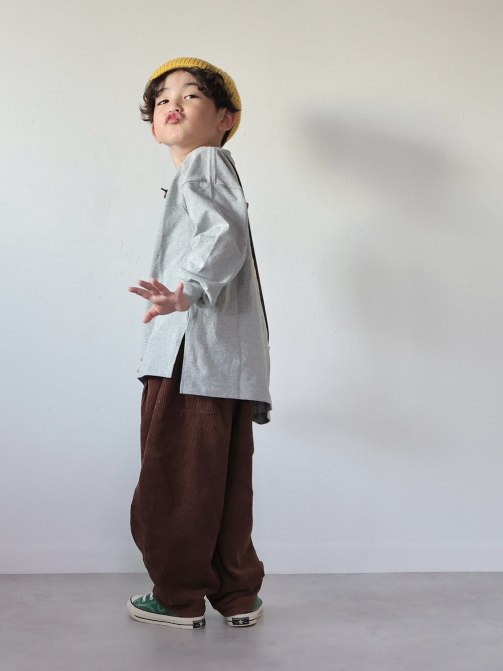 グレー系のTシャツ/カットソー、ブラウン系のその他パンツ、グリーン系のスニーカーを着用したキッズの冬コーディネートの4枚目の写真