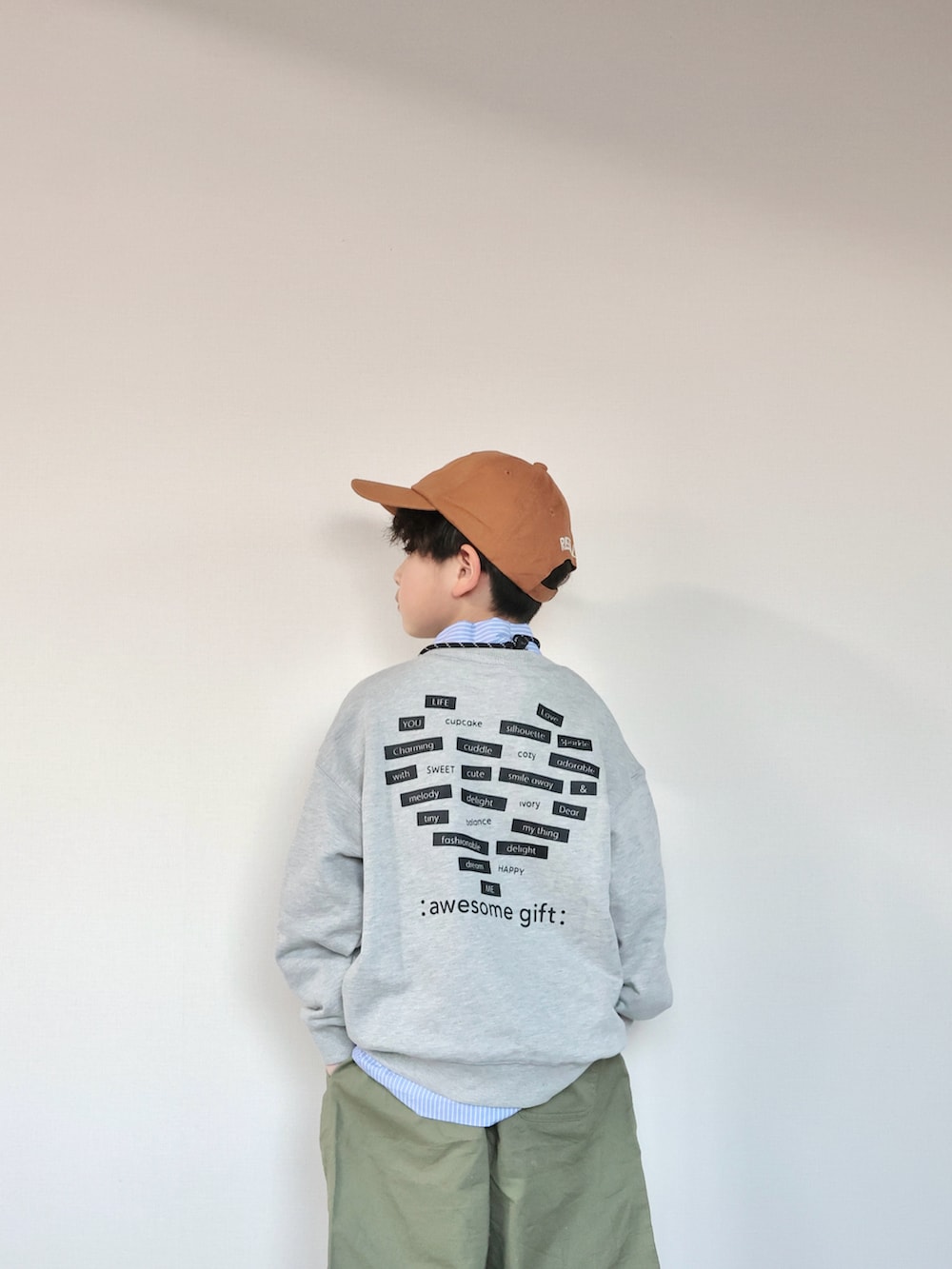 ブルー系のシャツ/ブラウス、グレー系のスウェット、ベージュ系のスニーカーを着用したキッズの冬コーディネートの5枚目の写真