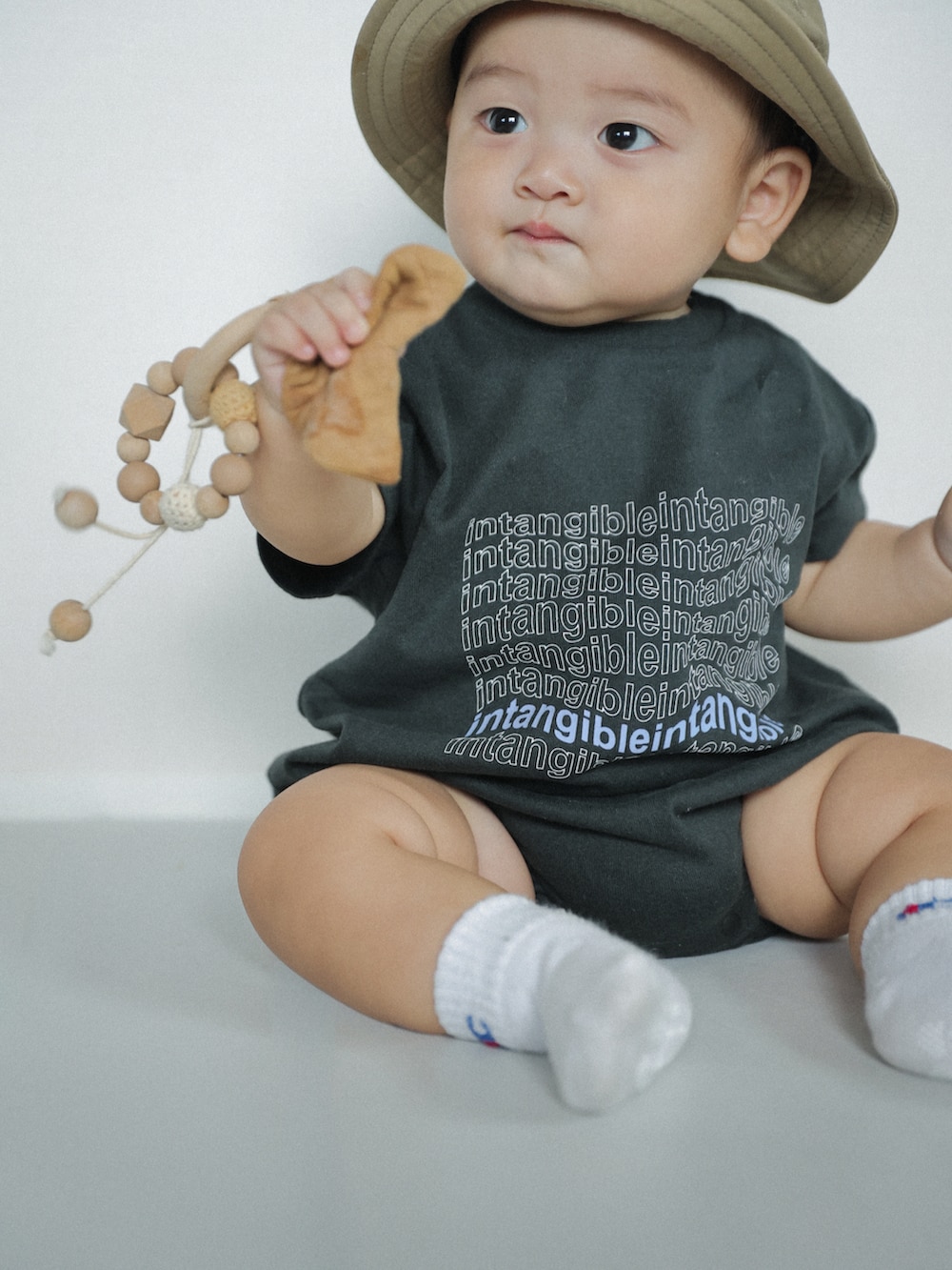 ブラック系のTシャツ/カットソー、グレー系のスニーカー、ベージュ系のパンツを着用したキッズの夏コーディネートの3枚目の写真