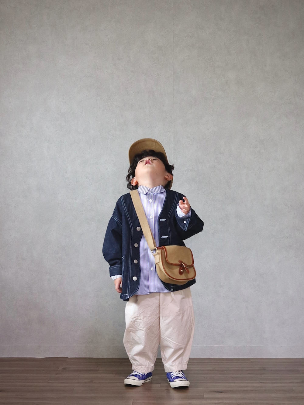 ブルー系のカバーオール、ブルー系のシャツ/ブラウス、ホワイト系のその他パンツを着用したキッズの春コーディネートの2枚目の写真