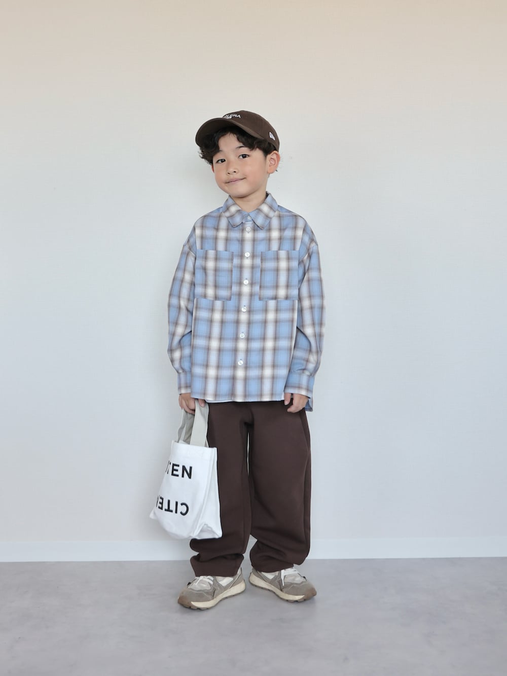 ブルー系のシャツ/ブラウス、その他のトートバッグ、ブラウン系のスニーカーを着用したキッズの夏コーディネートの5枚目の写真