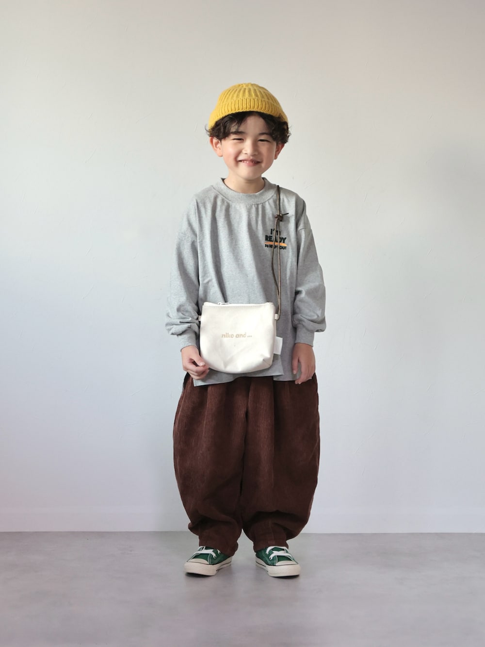 グレー系のTシャツ/カットソー、ブラウン系のその他パンツ、グリーン系のスニーカーを着用したキッズの冬コーディネートの2枚目の写真