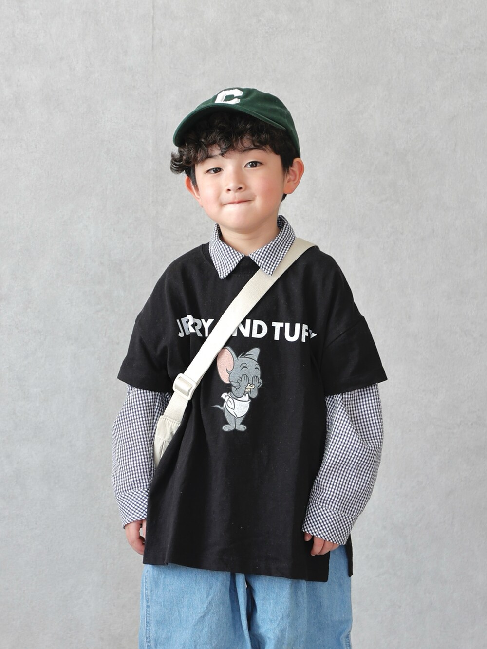 ブルー系のシャツ/ブラウス、ブルー系のその他パンツ、グリーン系のスニーカーを着用したキッズの春コーディネートの2枚目の写真