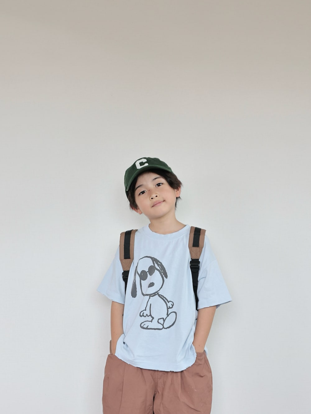 ブルー系のTシャツ/カットソー、ブラウン系のその他パンツ、ブラウン系のバックパック/リュックを着用したキッズの夏コーディネートの5枚目の写真